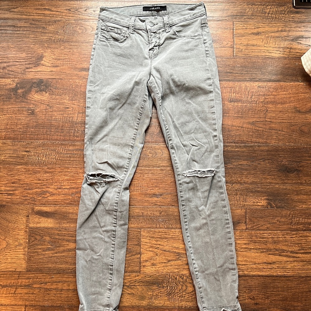 J BRAND SKINNY LEG RIPPED KNEE JEANS IN SILVER FOX SIZE 24